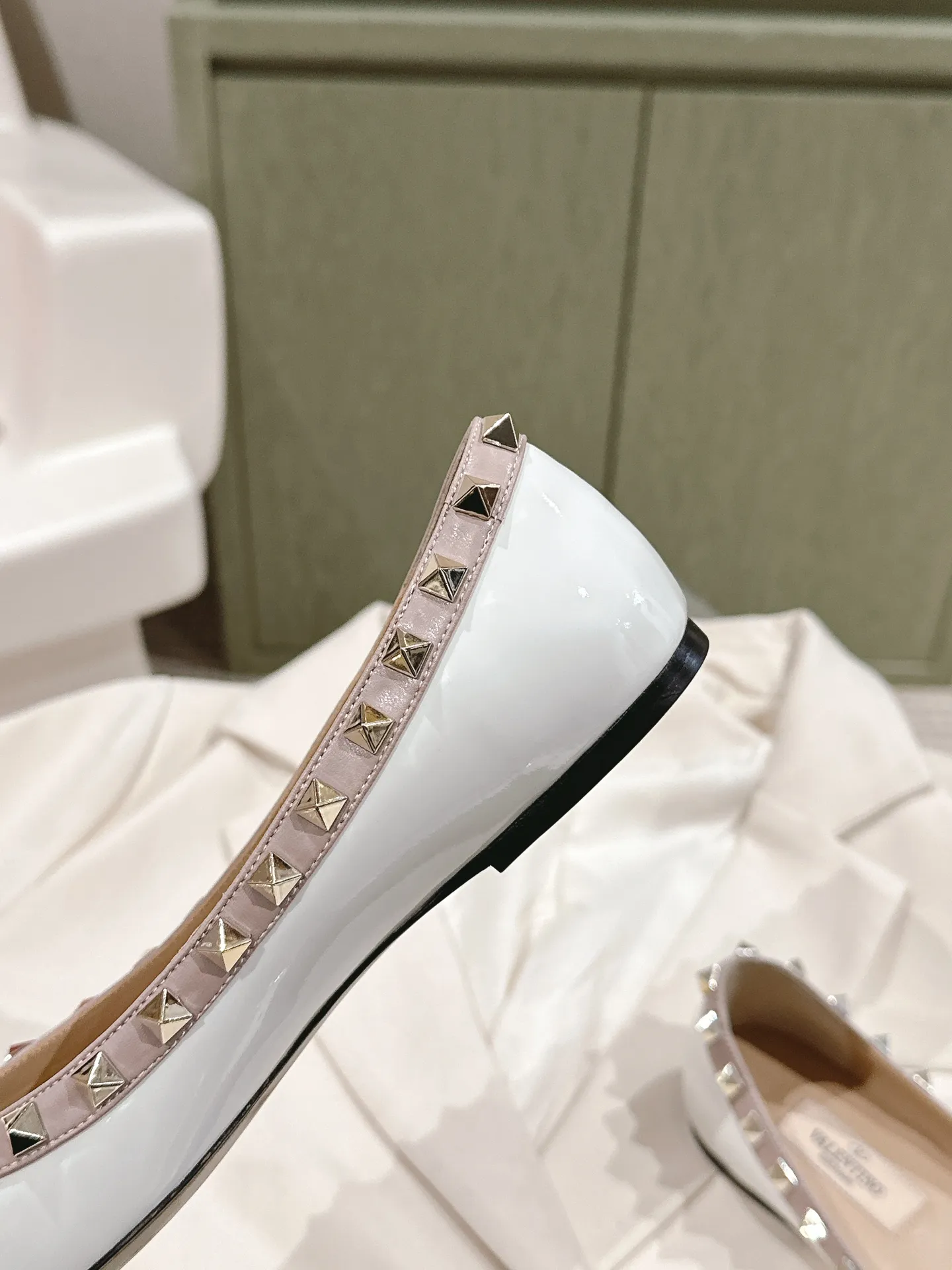 👟👟Ex-factory price 520👟👟 | ²⁰²4 𝐬𝐬 🤍🤎 Versatile series for all seasons! Is your shoe cabinet missing a pair? ! 🔥 The entire VALENTINO series is produced by Taiwan-funded factories! Getting in and out of the counter is stress-free! ROCKSTUD Valentino studded patent leather ballet flats ONE STUD retro craft pyramid large rivet buckle flats/high heels Smooth shoe lines and awesome version Comfortable upper foot. Increases height. Looks slimmer. Elongates leg lines Imported mirrored calfskin/cow patent leather/high-density silk material Lambskin lining Italian high-density genuine leather outsole Size35-39 (40/41/42 can be customized) Heel height: flat ♺Synchronized gift box💝packaging at the counter!